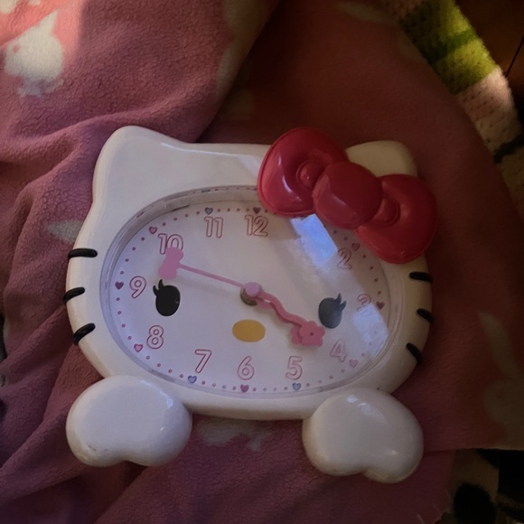 Hello Kitty Clock - Picture 4 of 4